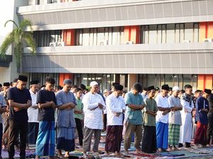 PPSDM Migas Bagikan 800 Bungkus Daging Kurban ke Petugas Kebersihan-Warga