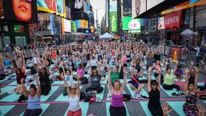 Ratusan Warga New York Ikut Yoga Bareng Saat Titik Balik Matahari