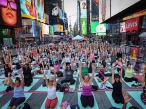 Ratusan Warga New York Ikut Yoga Bareng Saat Titik Balik Matahari Ratusan Warga New York Ikut Yoga Bareng Saat Titik Balik Matahari