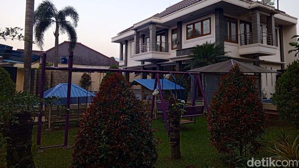 Potret Megahnya Rumah Bos Persib Umuh Muchtar di Sumedang
