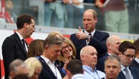 Pangeran William tampak mengacungkan jempolnya. 