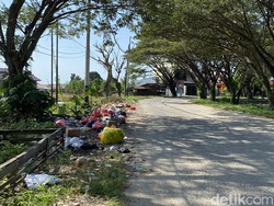 Sampah Berserakan di Jalan Raya Palopo Bikin Warga Berkeluh Kesah