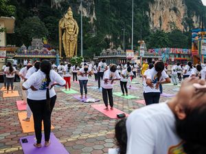 Semarak Peringatan Hari Yoga Sedunia di Batu Caves Malaysia Semarak Peringatan Hari Yoga Sedunia di Batu Caves Malaysia