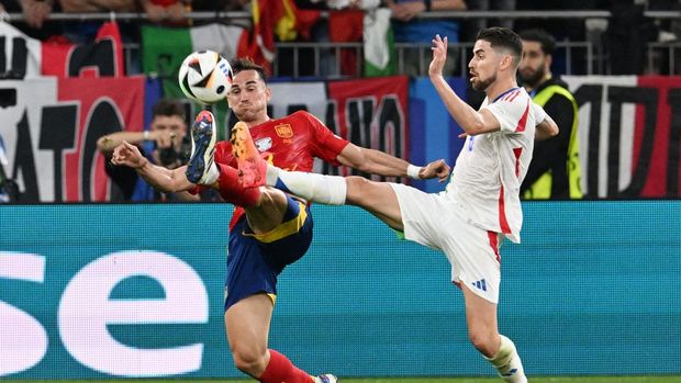 Soccer Football - Euro 2024 - Group B - Spain v Italy - Arena AufSchalke, Gelsenkirchen, Germany - June 20, 2024 Spain's Fabian Ruiz in action with Italy's Jorginho REUTERS/Carmen Jaspersen