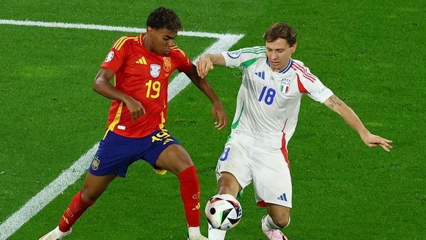 Soccer Football - Euro 2024 - Group B - Spain v Italy - Arena AufSchalke, Gelsenkirchen, Germany - June 20, 2024 Spain's Lamine Yamal in action with Italy's Nicolo Barella REUTERS/Kacper Pempel