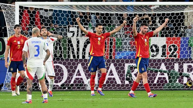 Soccer Football - Euro 2024 - Group B - Spain v Italy - Arena AufSchalke, Gelsenkirchen, Germany - June 20, 2024 Spain's Mikel Merino and Aymeric Laporte celebrate after the match REUTERS/Carmen Jaspersen