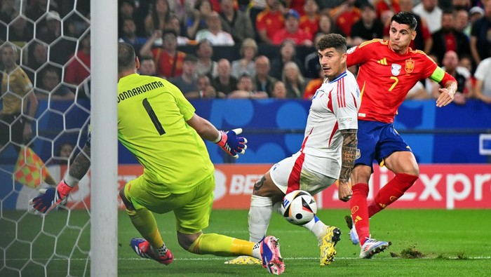 20 June 2024, North Rhine-Westphalia, Gelsenkirchen: Soccer, UEFA Euro 2024, European Championship, Spain - Italy, Preliminary round, Group B, Matchday 2, Schalke Arena, Spains Alvaro Morata (r) in action against Italys goalkeeper Gianluigi Donnarumma (l). Photo: David Inderlied/dpa (Photo by David Inderlied/picture alliance via Getty Images)