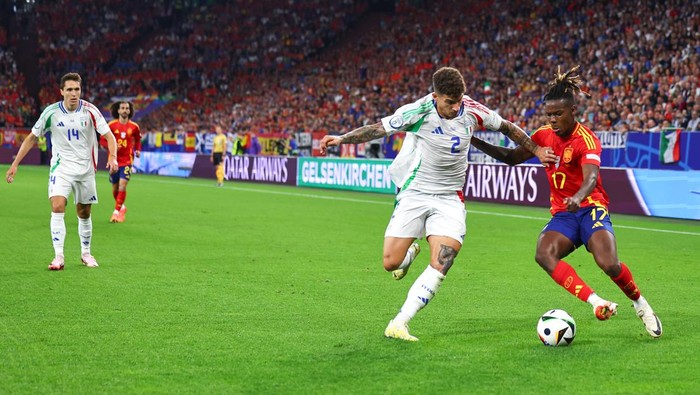 GELSENKIRCHEN, GERMANY - JUNE 20:  Giovanni Di Lorenzo of Italy and Nico Williams of Spain during the UEFA EURO 2024 group stage match between Spain and Italy at Arena AufSchalke on June 20, 2024 in Gelsenkirchen, Germany.(Photo by Robbie Jay Barratt - AMA/Getty Images)