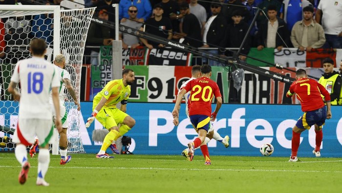 Soccer Football - Euro 2024 - Group B - Spain v Italy - Arena AufSchalke, Gelsenkirchen, Germany - June 20, 2024 Spains Alvaro Morata shoots at goal REUTERS/Leon Kuegeler