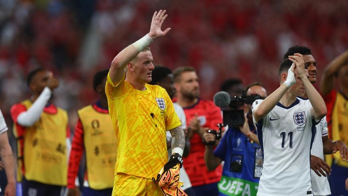 Soccer Football - Euro 2024 - Group C - Denmark v England - Frankfurt Arena, Frankfurt, Germany - June 20, 2024 Englands Jordan Pickford and Phil Foden applaud fans after the match REUTERS/Lee Smith