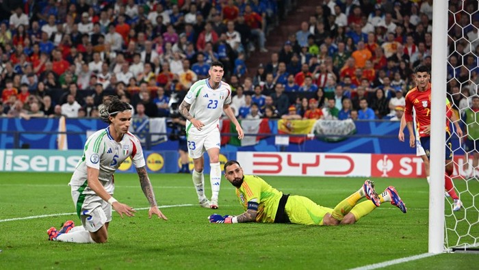 Soccer Football - Euro 2024 - Group B - Spain v Italy - Arena AufSchalke, Gelsenkirchen, Germany - June 20, 2024 Italys Riccardo Calafiori scores Spains first with an own goal REUTERS/Carmen Jaspersen