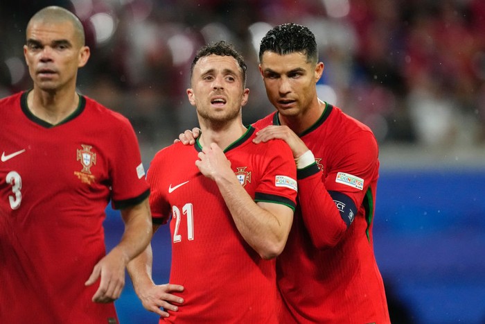 Timnas Portugal Cristiano Ronaldo centre-forward of Portugal and Al-Nassr FC and Diogo Jota left winger of Portugal and Liverpool FC during the UEFA EURO 2024 group stage match between Portugal and Czechia at Football Stadium Leipzig on June 18, 2024 in Leipzig, Germany. (Photo by Jose Breton/Pics Action/NurPhoto via Getty Images)