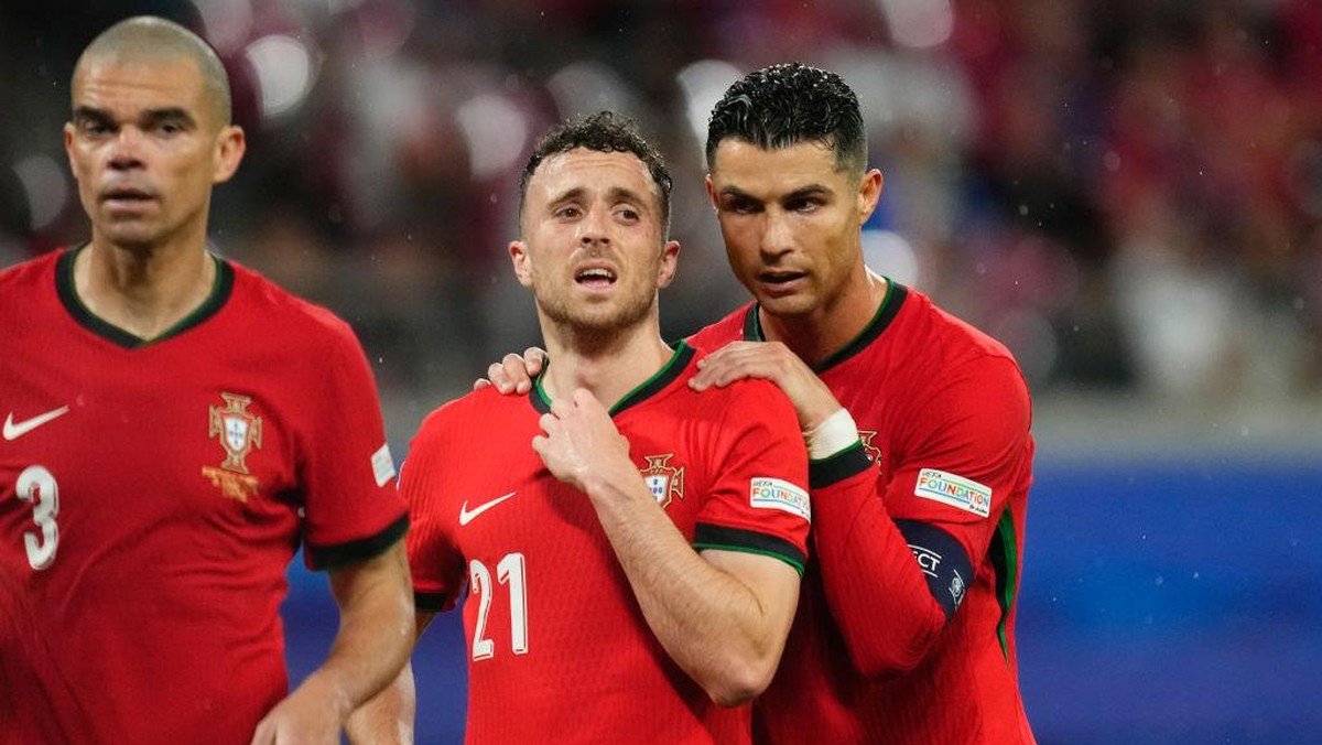 Diogo Jota (tengah) saat memperkuat Timnas Portugal bersama Cristiano Ronaldo. (Foto: NurPhoto via Getty Images/NurPhoto)