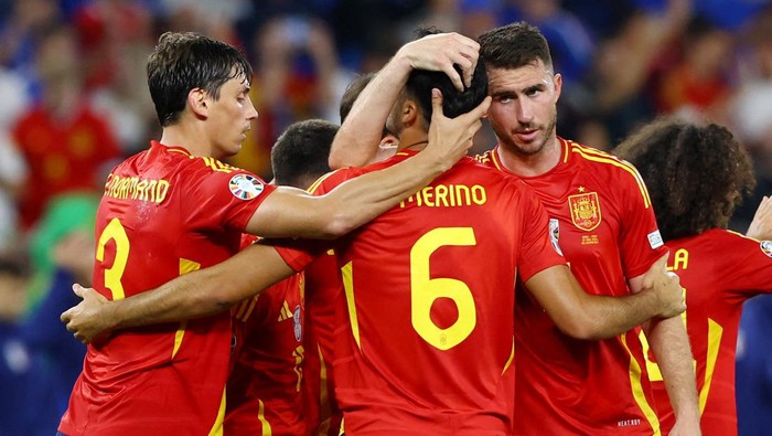 Soccer Football - Euro 2024 - Group B - Spain v Italy - Arena AufSchalke, Gelsenkirchen, Germany - June 20, 2024 Spains Mikel Merino, Robin Le Normand and Aymeric Laporte celebrate after the match REUTERS/Bernadett Szabo