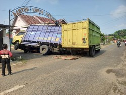 Truk Batu Bara Tabrak Rumah Warga di Lubuklinggau, Pagar-Dinding Hancur