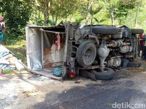 Diduga Rem Blong, Truk Muat Beras di Pasuruan Tabrak Pemotor hingga Tewas Diduga Rem Blong, Truk Muat Beras di Pasuruan Tabrak Pemotor hingga Tewas