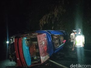 Truk Tangki Terguling di Kulon Progo, Muatan Jelantahnya Tumpah Truk Tangki Terguling di Kulon Progo, Muatan Jelantahnya Tumpah