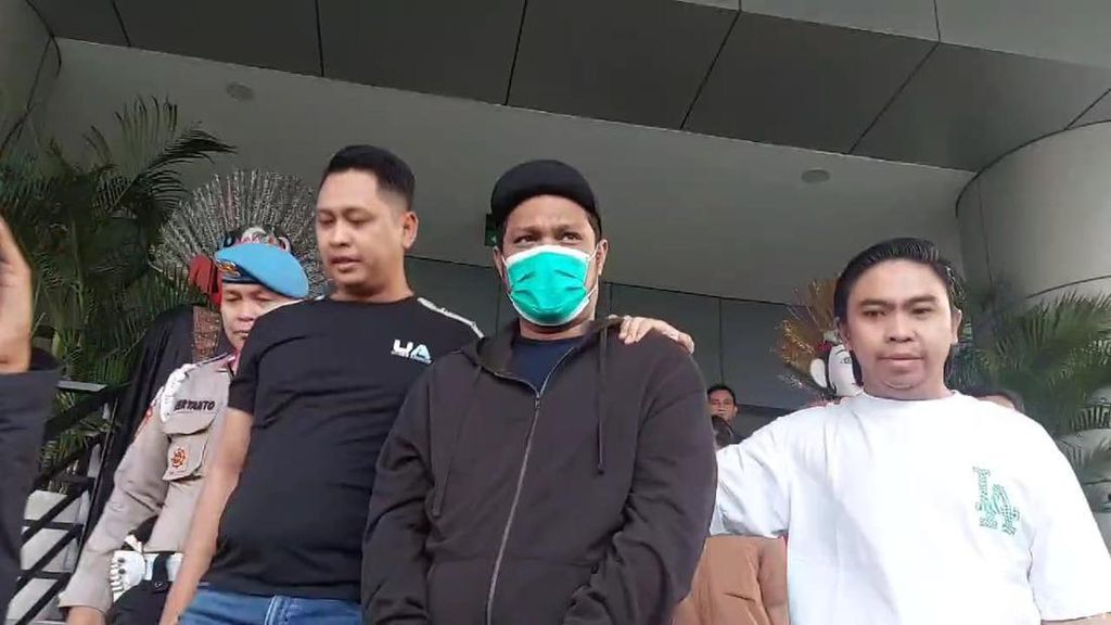 Virgoun Tertunduk Diam Usai Terjerat Kasus Narkoba Virgoun Tertunduk Diam Usai Terjerat Kasus Narkoba