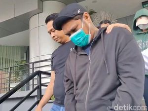 Virgoun Menangis Minta Maaf Saat Dijenguk Ibunda di Tahanan Virgoun Menangis Minta Maaf Saat Dijenguk Ibunda di Tahanan