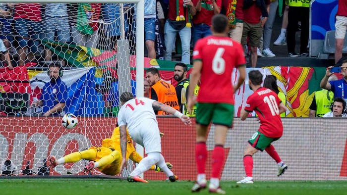 DORTMUND, GERMANY - JUNE 22: Bernardo Silva of Portugal scores his teams first goal during the UEFA EURO 2024 group stage match between Turkiye and Portugal at Football Stadium Dortmund on June 22, 2024 in Dortmund, Germany. (Photo by Alex Gottschalk/DeFodi Images via Getty Images)