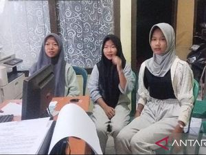 3 Gadis ABG Cianjur Kejar-Tendang Motor Polisi Gadungan hingga Terjungkal