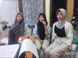 3 Gadis ABG Cianjur Kejar-Tendang Motor Polisi Gadungan hingga Terjungkal