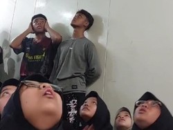 Detik-detik Menegangkan 49 Santri Terjebak Lift The Empire Palace Surabaya