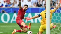 Striker Serbia, Aleksandar Mitrovic, juga membuat 7 percobaan tembakan, 2 on target, 2 diblok, dan sisanya melenceng. (Foto: Peter Kneffel/picture alliance via Getty Images)