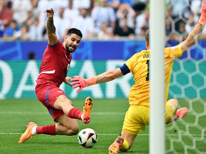 aleksandar mitrovic timnas serbia slovenia vs serbia jan oblak piala eropa 2024 euro 2024 20 June 2024, Bavaria, Munich: Soccer: European Championship, Slovenia - Serbia, preliminary round, group C, match day 2, Munich Football Arena, Serbia's Aleksandar Mitrovic (l) and Slovenia's goalkeeper Jan Oblak fight for the ball. Photo: Peter Kneffel/dpa (Photo by Peter Kneffel/picture alliance via Getty Images)