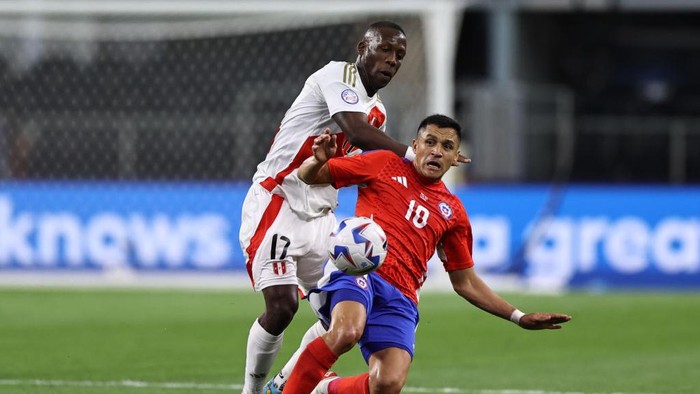 ARLINGTON, TEXAS - JUNE 21: Alexis Sanchez of Chile
 kicks the ball against Luis Advincula of Peru during the CONMEBOL Copa America 2024 Group A match between Peru and Chile at AT&T Stadium on June 21, 2024 in Arlington, Texas. (Photo by Omar Vega/Getty Images)