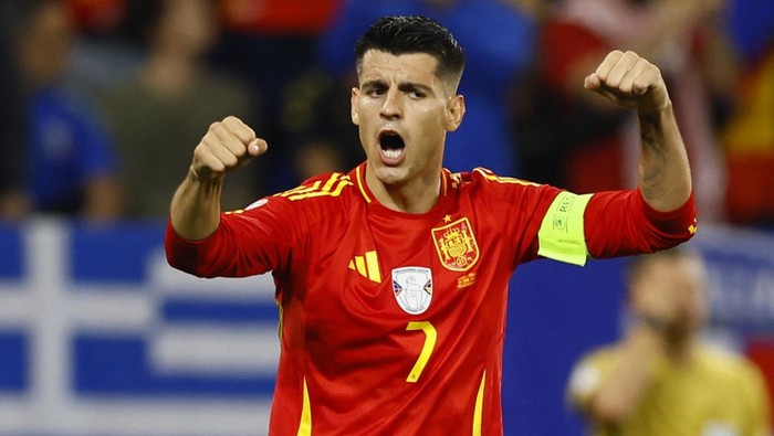Soccer Football - Euro 2024 - Group B - Spain v Italy - Arena AufSchalke, Gelsenkirchen, Germany - June 20, 2024 Spains Alvaro Morata celebrates their first goal, an own goal scored by Italys Riccardo Calafiori REUTERS/Leon Kuegeler