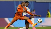 Simons, yang musim lalu bersinar dalam masa peminjaman di Leipzig, dinilai mampu menambah daya kreativitas lini tengah United. Apalagi usianya masih 21 tahun. Foto: AP/Hassan Ammar
