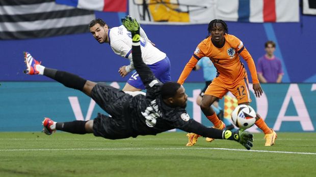 Soccer Football - Euro 2024 - Group D - Netherlands v France - Leipzig Stadium, Leipzig, Germany - June 21, 2024  Netherlands' Jeremie Frimpong has his shot saved by France's Mike Maignan REUTERS/John Sibley