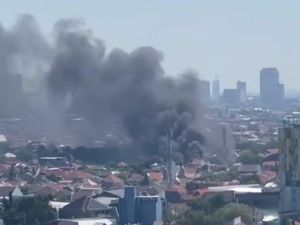 Bengkel Bus Damri Jagir Sidosermo Surabaya Terbakar, 12 Mobil PMK Diterjunkan Bengkel Bus Damri Jagir Sidosermo Surabaya Terbakar, 12 Mobil PMK Diterjunkan