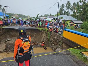Pemotor di Gorontalo Jatuh di Jalan Putus Diterjang Banjir, Korban Hilang Pemotor di Gorontalo Jatuh di Jalan Putus Diterjang Banjir, Korban Hilang