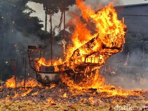 Festival Bakar Tongkang, Tradisi Nenek Moyang-Tongkang Jatuh ke Darat