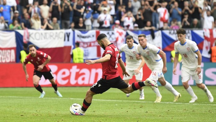 Soccer Football - Euro 2024 - Group F - Georgia v Czech Republic - Hamburg Volksparkstadion, Hamburg, Germany - June 22, 2024 Georgias Georges Mikautadze scores their first goal from the penalty spot REUTERS/Fabian Bimmer