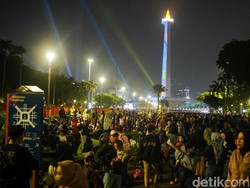 Lautan Warga Rayakan HUT ke-497 Jakarta, Kawasan Monas Macet Parah