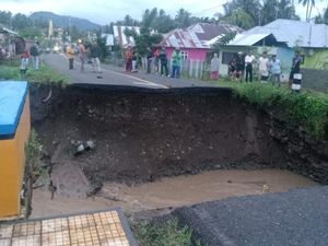 Jalan Trans Sulawesi di Bone Bolango Putus Diterjang Banjir, Lalin Lumpuh Jalan Trans Sulawesi di Bone Bolango Putus Diterjang Banjir, Lalin Lumpuh