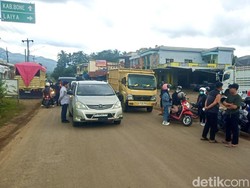 Jalan Poros Maros-Bone di Camba Tutup Total, Pengendara Tunggu Jalur Dibuka