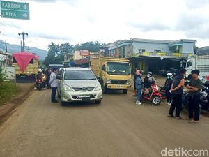 Jalan Poros Maros-Bone di Camba Tutup Total, Pengendara Tunggu Jalur Dibuka Jalan Poros Maros-Bone di Camba Tutup Total, Pengendara Tunggu Jalur Dibuka