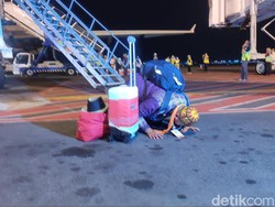 Sujud Syukur Jemaah Haji Kloter Pertama Asal Bojonegoro Tiba di Juanda