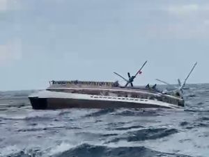 Lagi Kapal Pinisi Tenggelam di Labuan Bajo, WNA Dilarikan ke RS Lagi Kapal Pinisi Tenggelam di Labuan Bajo, WNA Dilarikan ke RS