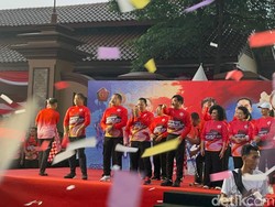 Jalan Santai Bareng Jaksa Agung-Menko Hadi, Kapolri Lepas Bhayangkara Fun Walk