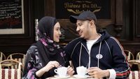Pose Kartika Putri Masak hingga Ngopi Bareng Suami