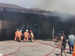 Kebakaran Bengkel Bus Damri Hanguskan 1 Bus Listrik, 4 Mobil dan 2 Motor