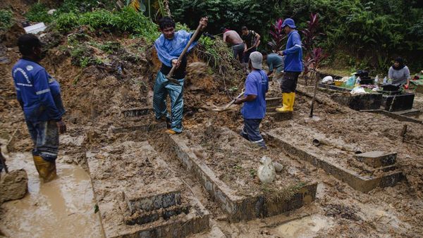 30 Makam di TPU Sei Panas Batam Tertimbun Longsor