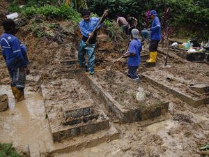 30 Makam di TPU Sei Panas Batam Tertimbun Longsor