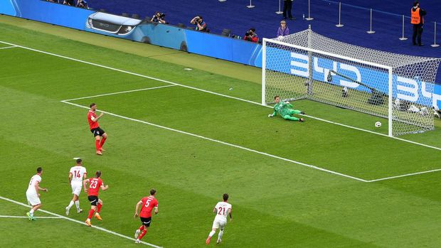 BERLIN, GERMANY - JUNE 21: Marko Arnautovic of Austria scores his team's third goal from a penalty kick as Wojciech Szczesny of Poland fails to make a save during the UEFA EURO 2024 group stage match between Poland and Austria at Olympiastadion on June 21, 2024 in Berlin, Germany. (Photo by Cathrin Mueller - UEFA/UEFA via Getty Images)