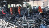 Foto-foto Terkini Kebakaran Bengkel Bus Damri Surabaya